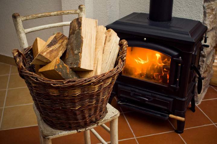 Poêle à bois bien entretenu dans le Cher